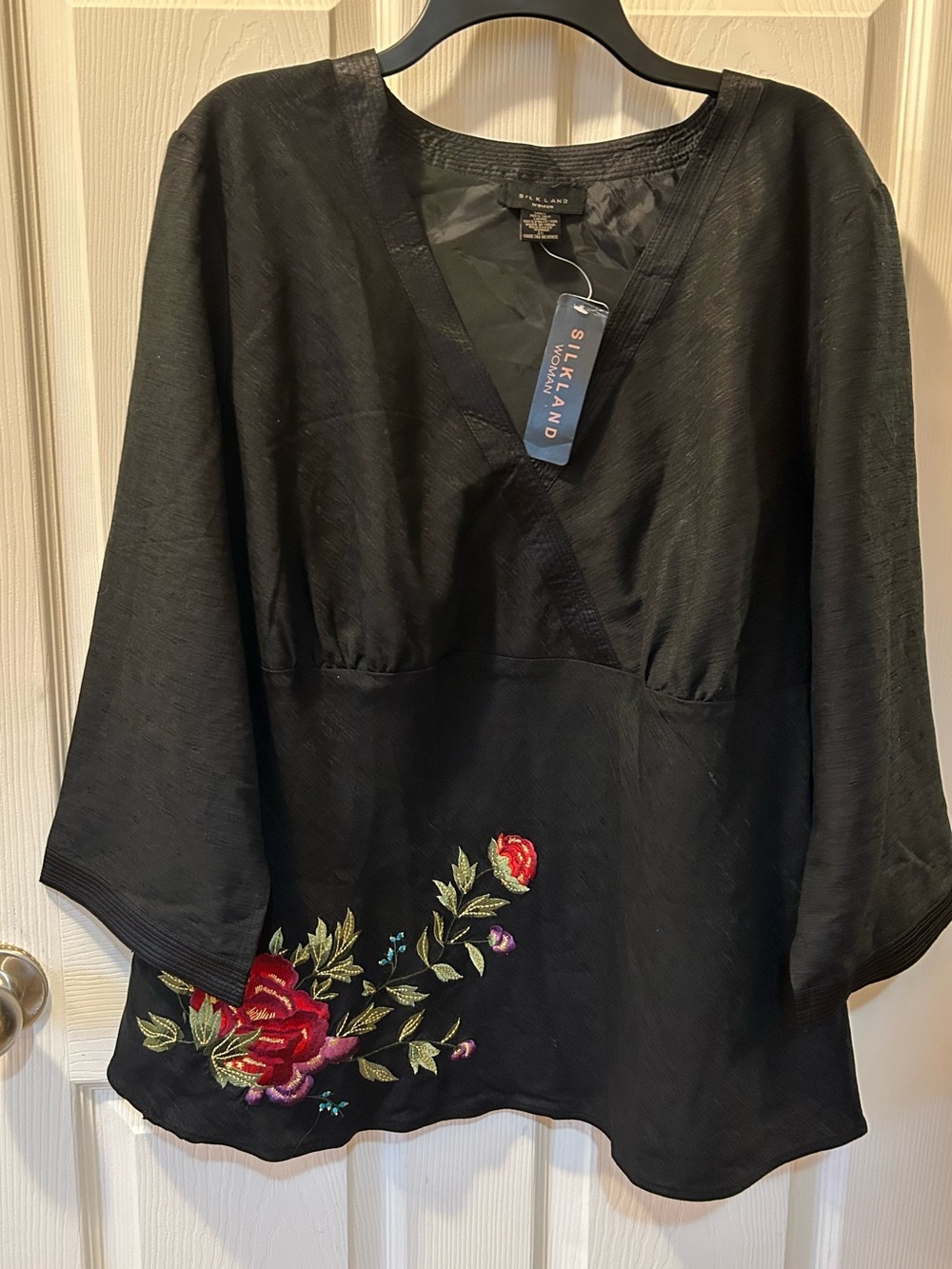 SilkLand Woman 2X Black V-Neck Textured Blouse Kimona w/Floral Embroidery NWT